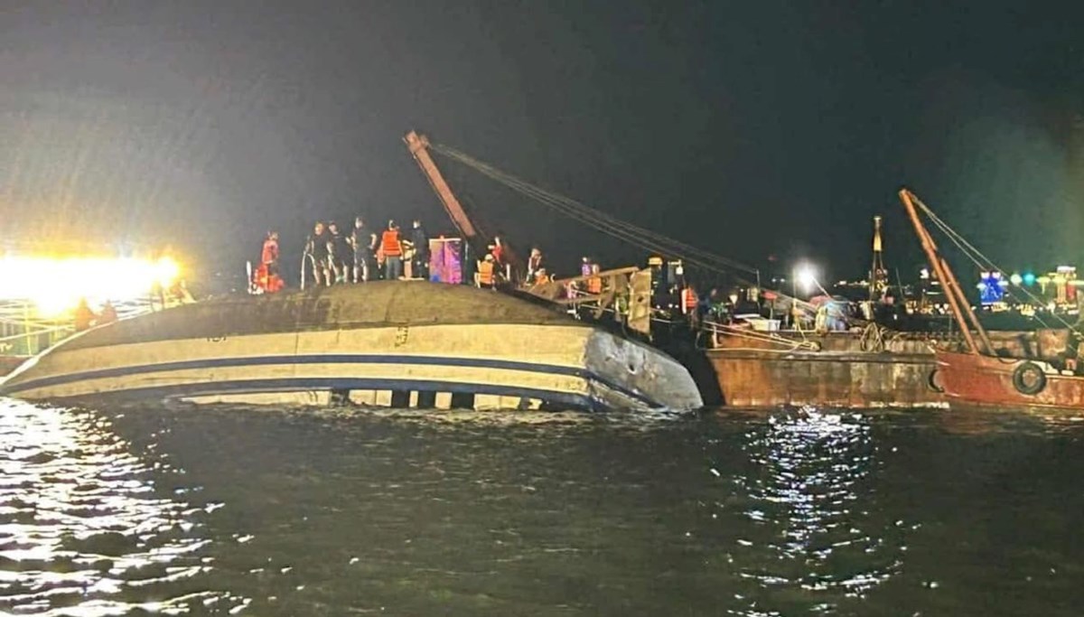 Vietnam'da tur teknesi battı