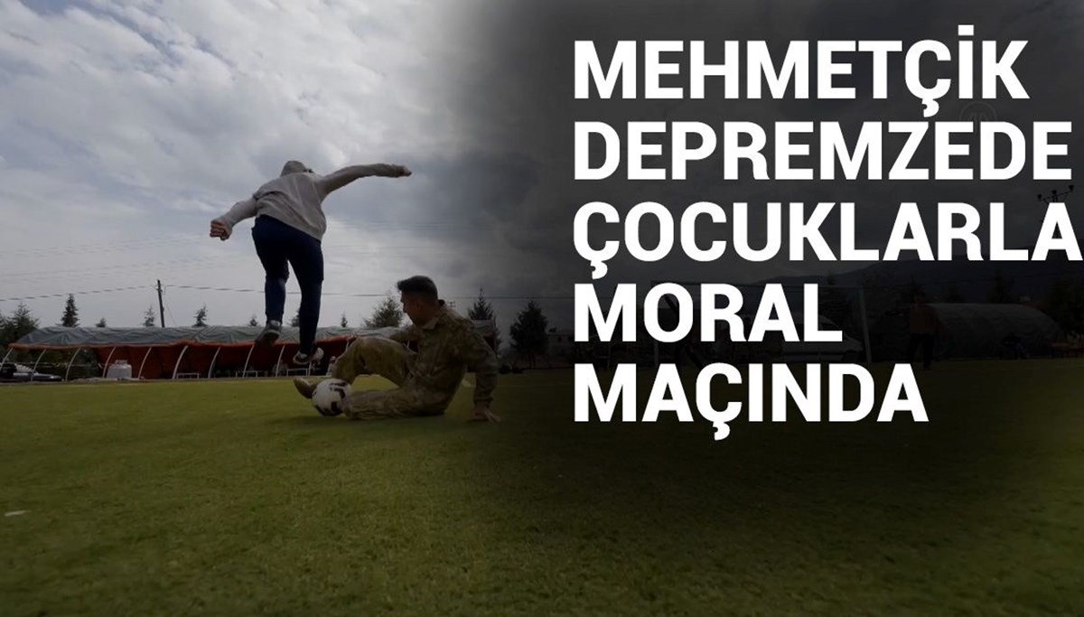 Mehmetçik depremzede öğrencilerle futbol oynadı