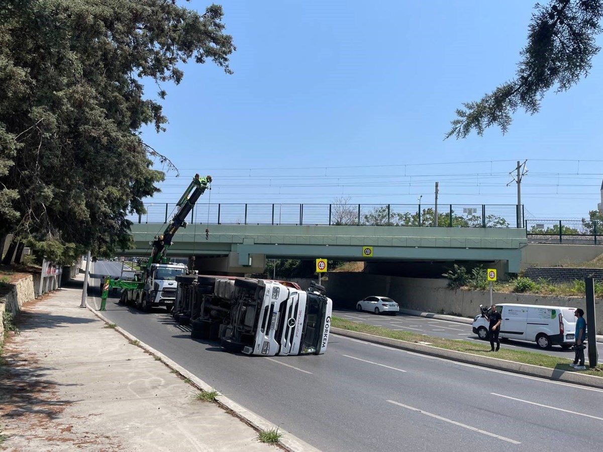 Bakırköy'de feci kaza: Alt geçide çarpan TIR devrildi