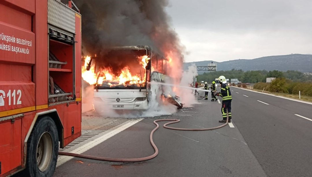 Mersin'de yolcu otobüsü alev alev yandı