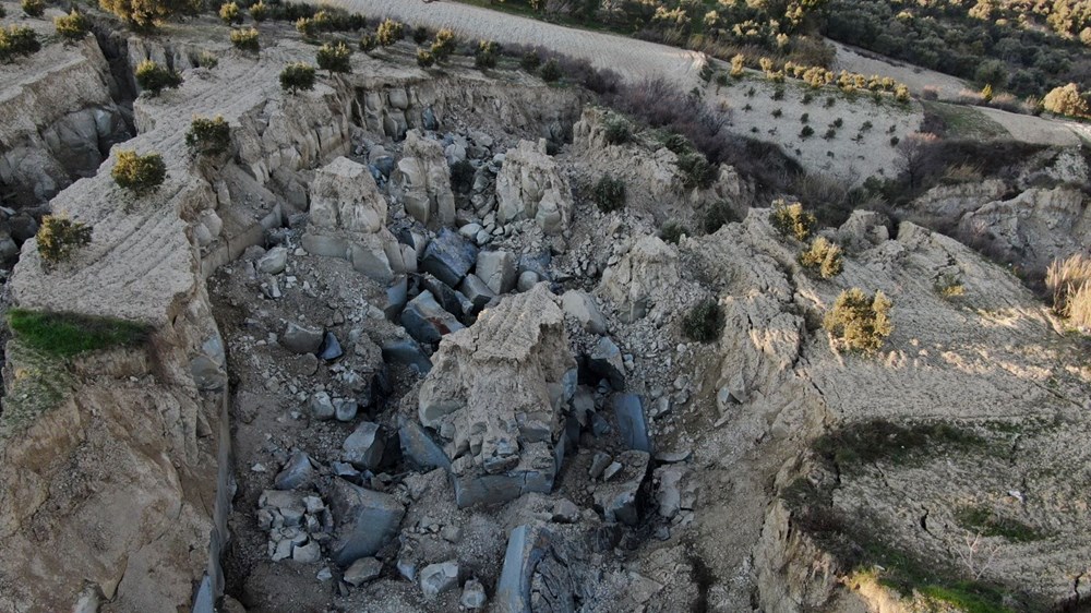 Deprem tarlayı ikiye böldü - 7