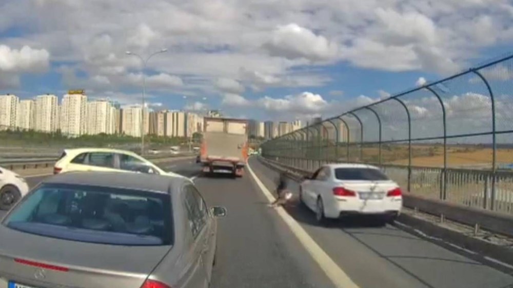 Kediyi kurtarmaya çalıştı, otomobil çarptı: İstanbul'da feci kaza - 4