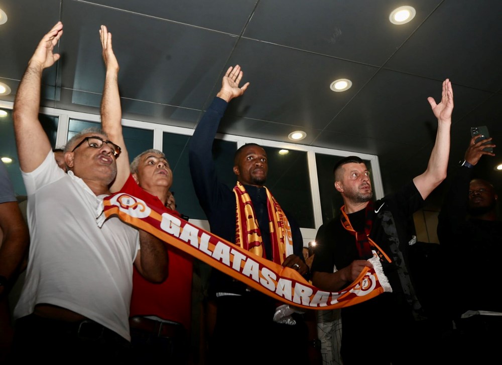Galatasaray'ın transfer görüşmelerine başladığı Wilfried Zaha, İstanbul'a geldi - 3