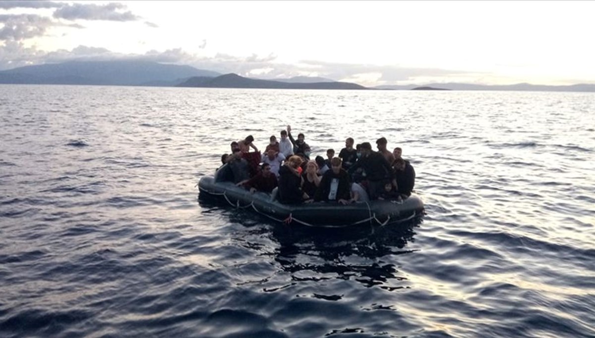 Ayvalık açıklarında 60 düzensiz göçmen yakalandı