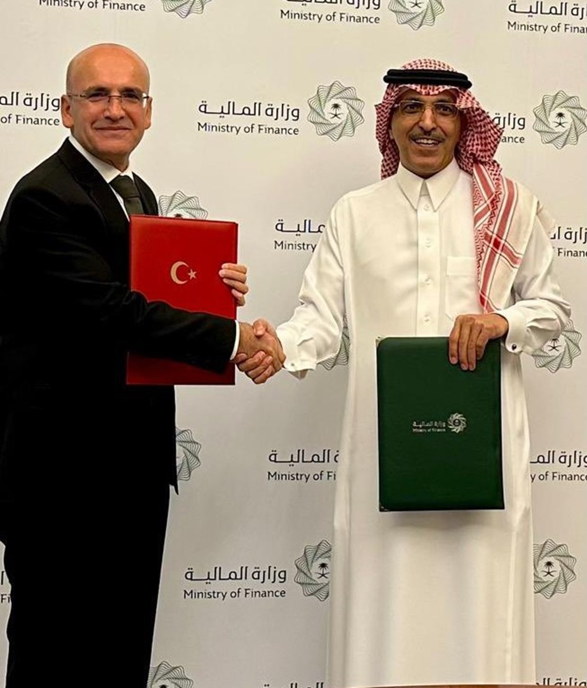 Bakan Şimşek, Suudi mevkidaşı Mohammed Al-Jadaan ile iş birliği anlaşmasını imzaladı. Bakan Şimşek, Suudi mevkidaşı Mohammed Al-Jadaan ile iş birliği anlaşmasını imzaladı.