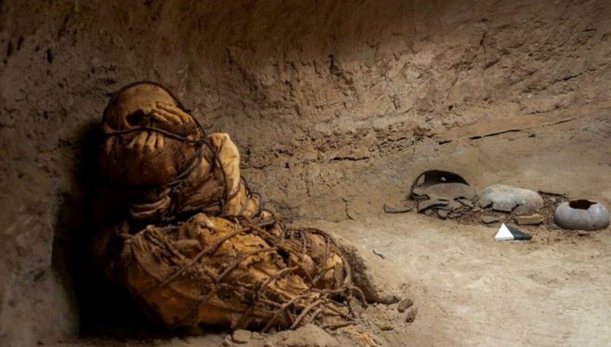 Tüm vücudu bağlanarak gömülen bin 200 yıllık esrarengiz bir mumya bulundu