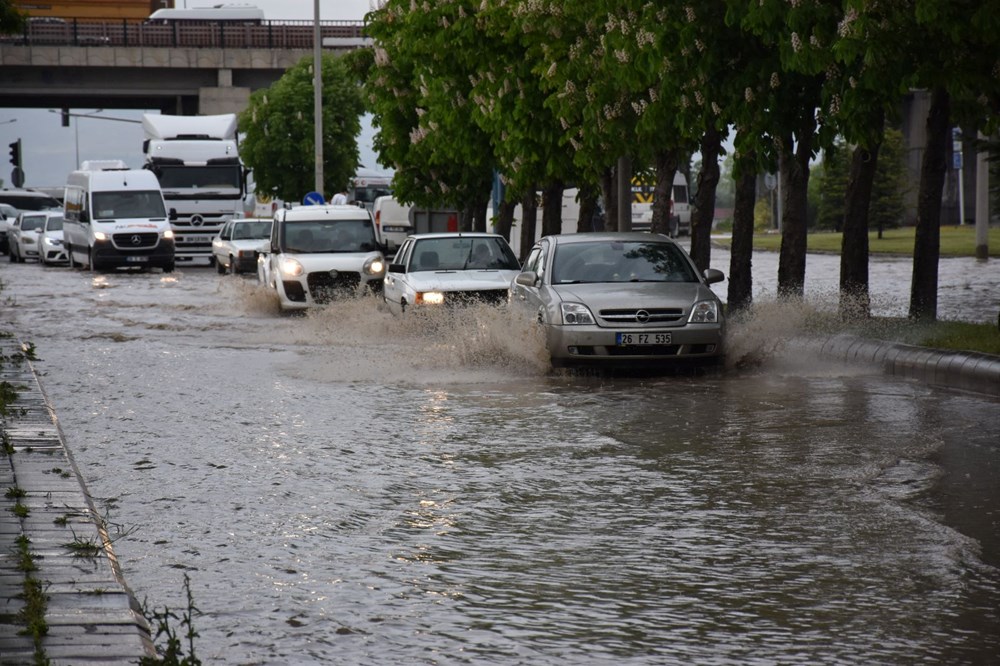 Birçok ilde kuvvetli yağış ve dolu etkili oldu: Yollar göle döndü - 16