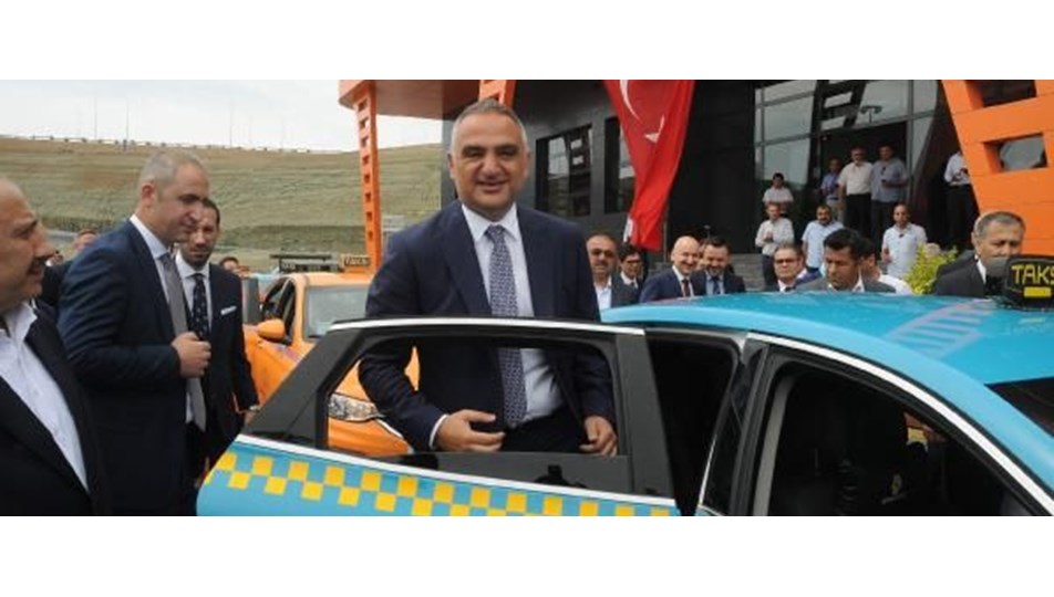 Bakan Ersoy: 2 bin 500 taksiciye 13 dalda davranış ve turizm eğitimi verilecek
