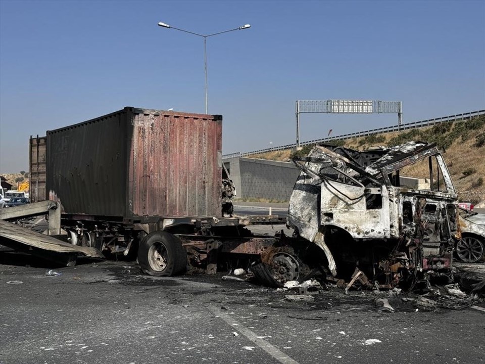 İzmir’de kaza yapan 3 araç yandı, 6 kişi yaralandı - 1