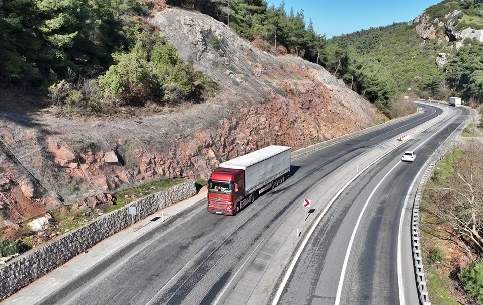 Bakan Uraloğlu: Çelik ağ uygulamasıyla Türkiye'nin yol güvenliğini sağlıyoruz - 1