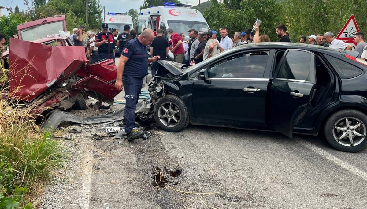 Balıkesir'de iki otomobil çarpıştı