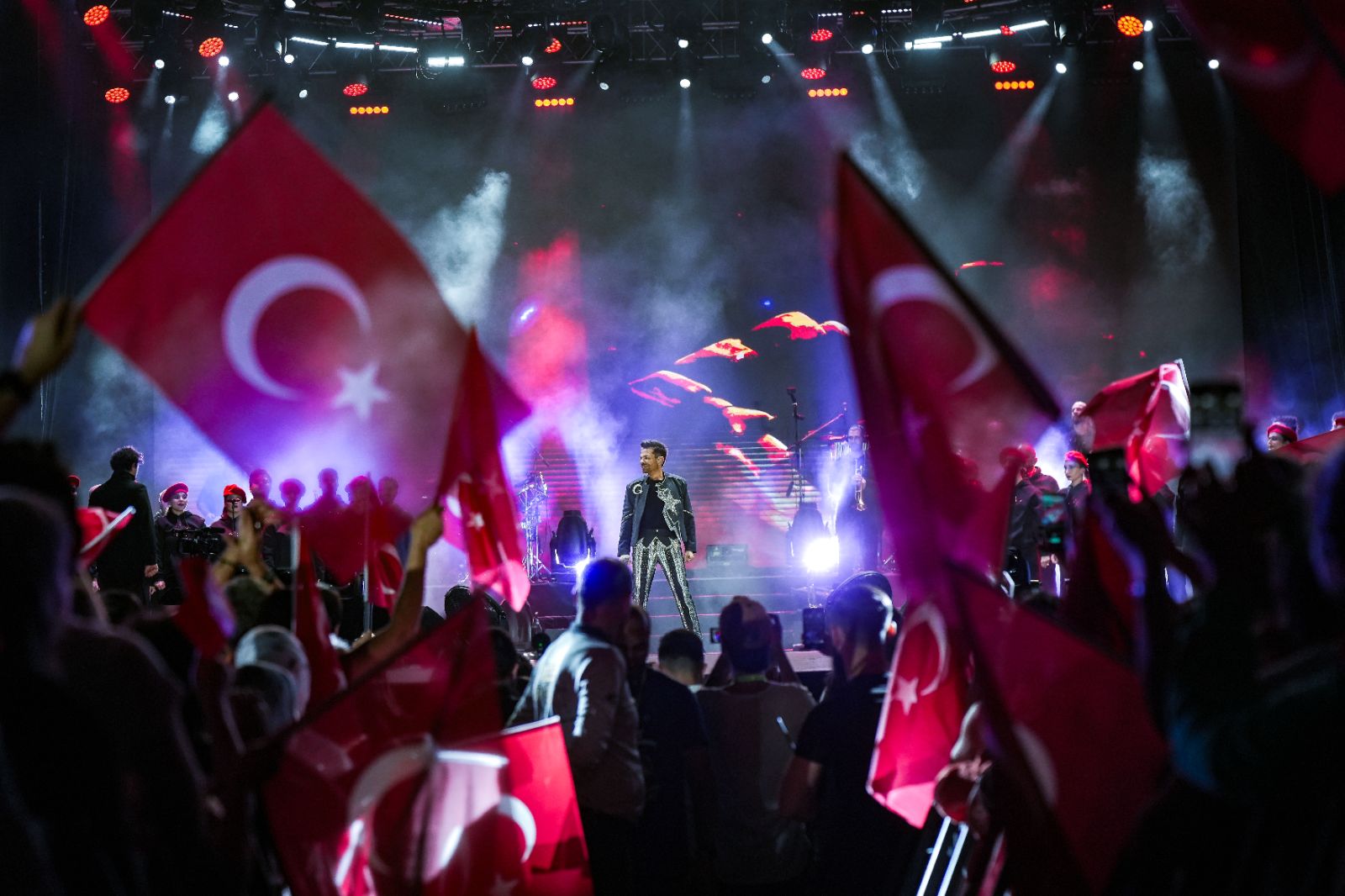 Cumhuriyet'in 100. yılı meydanlardaki coşkulu konserlerle kutlandı - 15