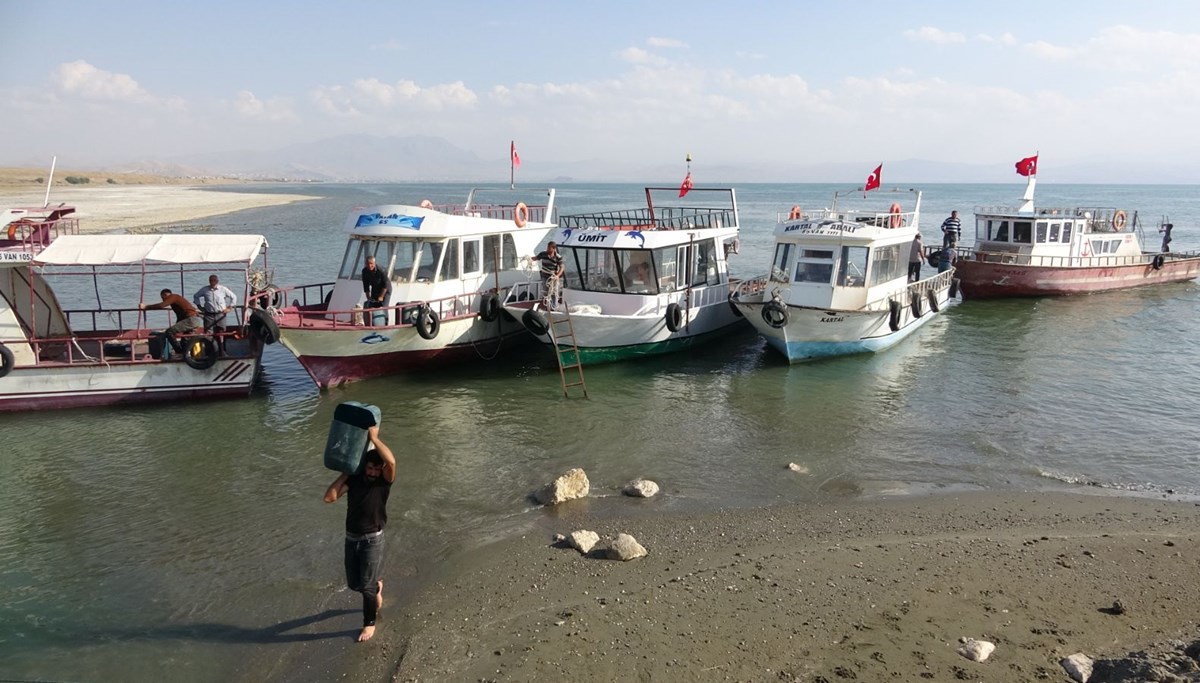 Van Gölü'nde kuraklık etkisi: Balıkçı tekneleri limana yanaşamadı Van Gölü'nde kuraklık etkisi: Balıkçı tekneleri limana yanaşamadı