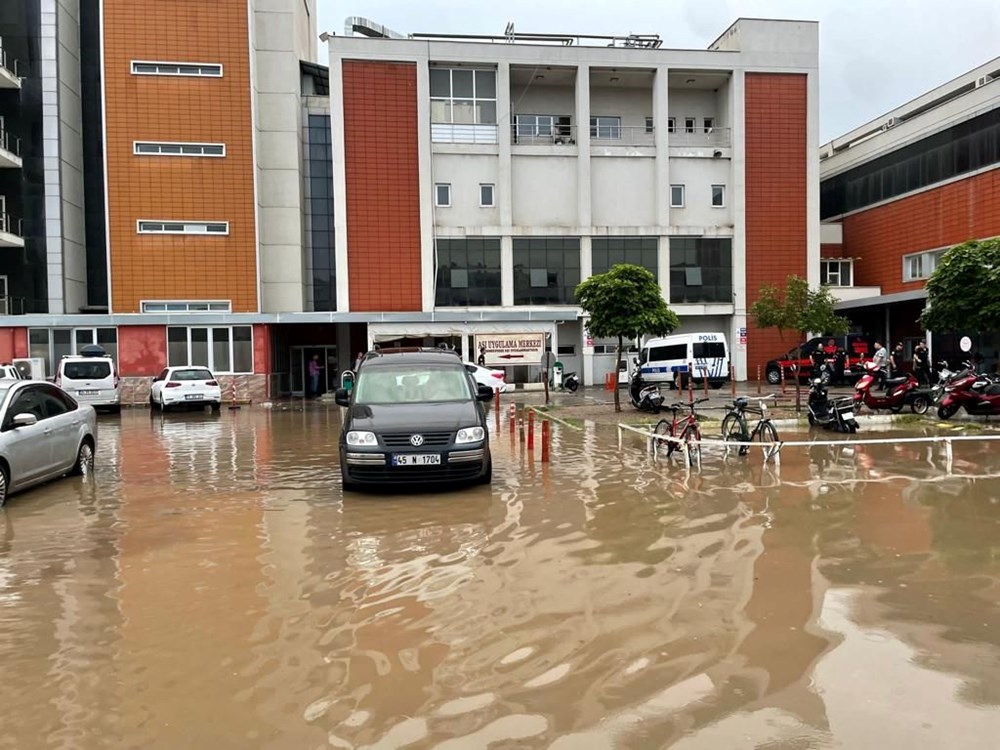 Sağanak yağış birçok ilde hayatı felç etti: Cadde ve sokaklar göle döndü, hastaneyi su bastı - 4