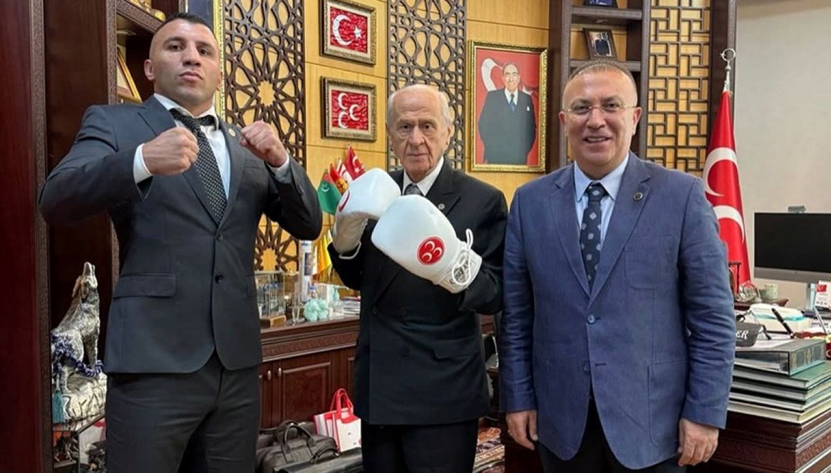 Bahçeli boks eldivenini giydi