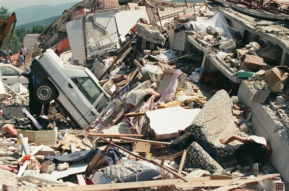 17 Ağustos 1999 depreminde yaşananlar hafızalardaki yerini koruyor: 17 Ağustos depremi kaç şiddetindeydi, depremde kaç kişi öldü, yaralandı? - 1