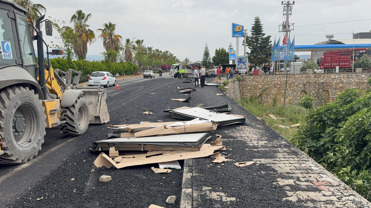 Freni patlayan kamyon ortalığı savaş alanına çevirdi.