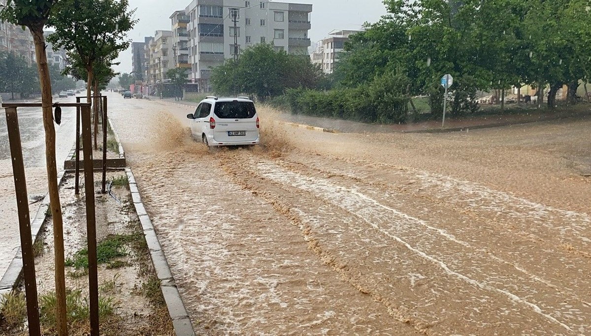 Adıyaman’da sokaklar göle döndü Adıyaman’da sokaklar göle döndü