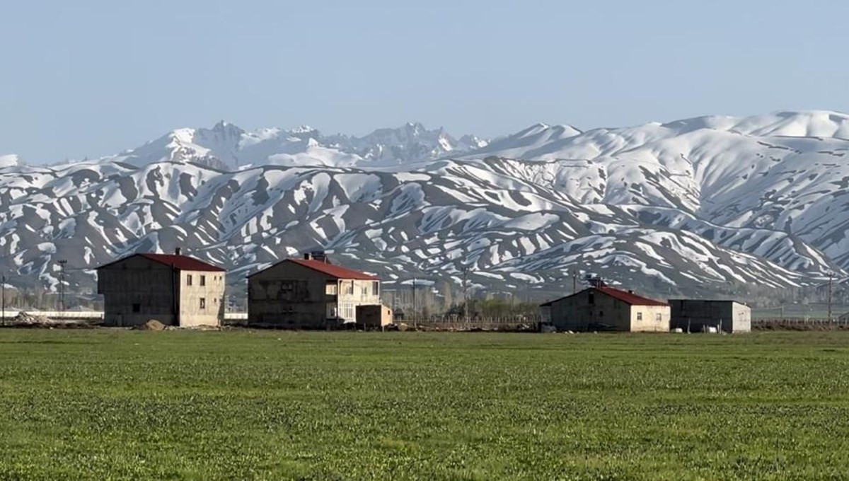 Yüksekova’da kartpostallık görüntü: 2 mevsim bir arada