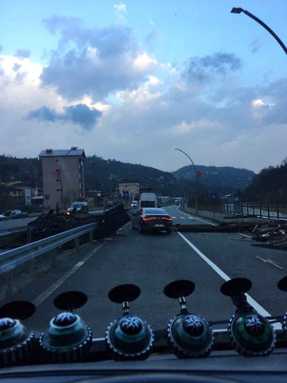 Rize'de fırtına: Çatılar uçtu, otoyol kısmen trafiğe kapandı - 3