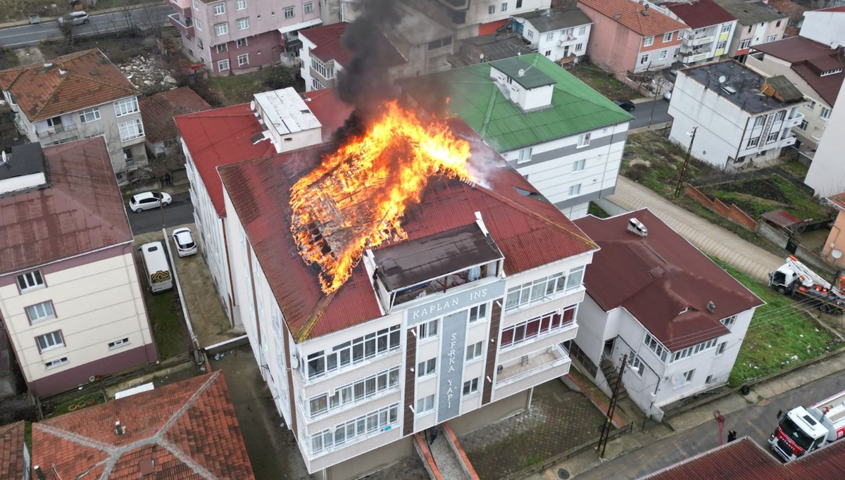 Korkutan yangın: Çatı alev alev yandı Korkutan yangın: Çatı alev alev yandı