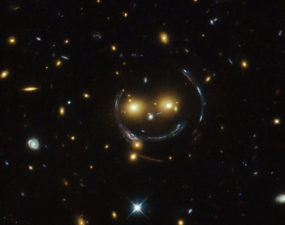 NASA, Dünya’dan 9 milyar ışık yılı uzaklıkta bir Einstein halkası görüntüledi - 1