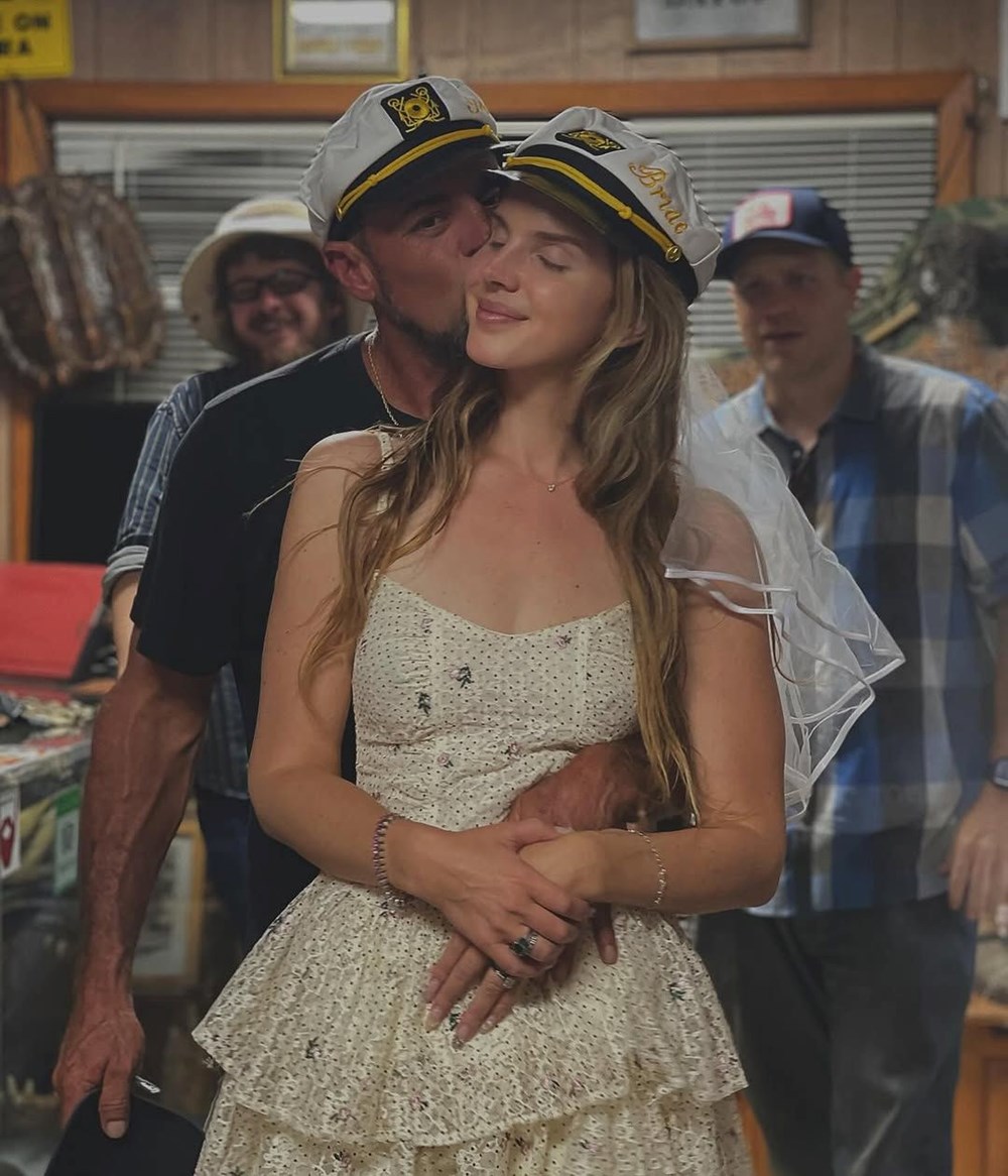 Lana Del Rey ilk kez paylaştı: Düğün gününden mutluluk pozu - 3