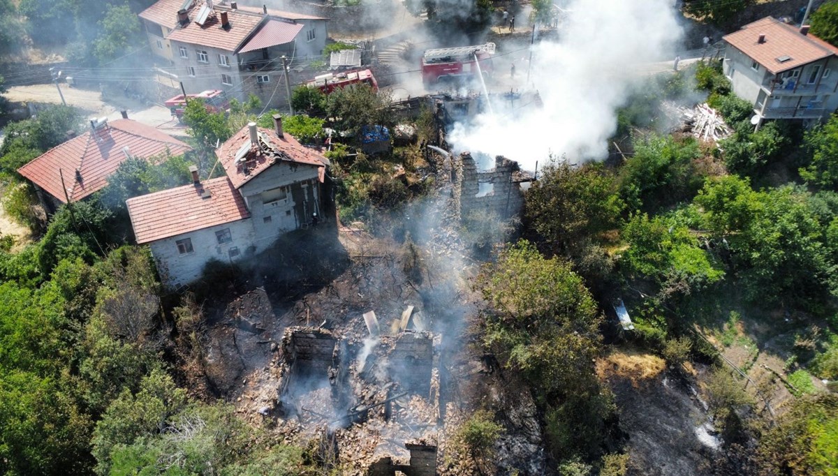 Antalya'da yangın: Alevler evlere sıçradı