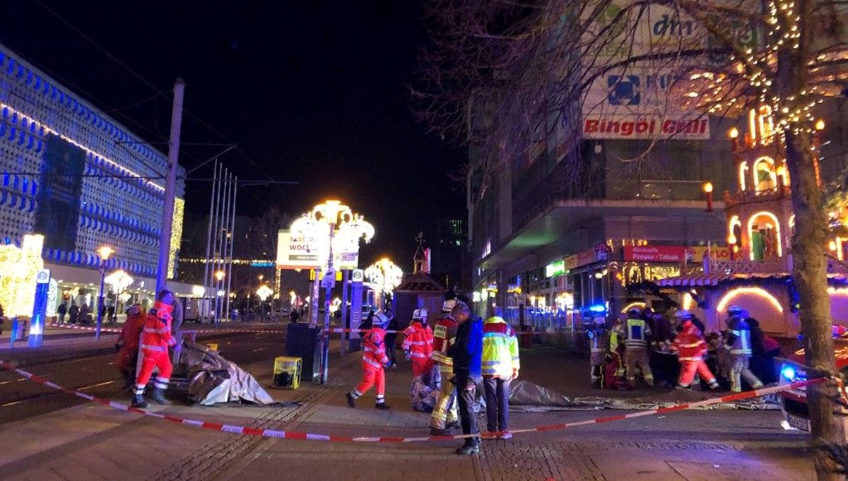 Almanya'da dehşet: Aracıyla Noel pazarındaki kalabalığın arasına daldı Almanya'da dehşet: Aracıyla Noel pazarındaki kalabalığın arasına daldı