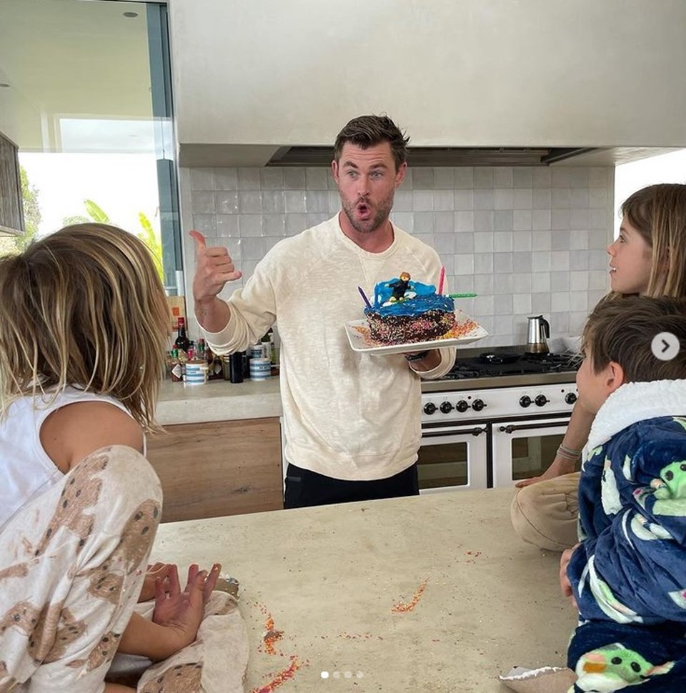 Chris Hemsworth'e çocuklarından doğum günü pastası - 1