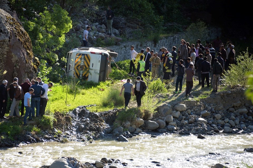 Bingöl'de yolcu minibüsü şarampole devrildi: 16 yaralı - 1