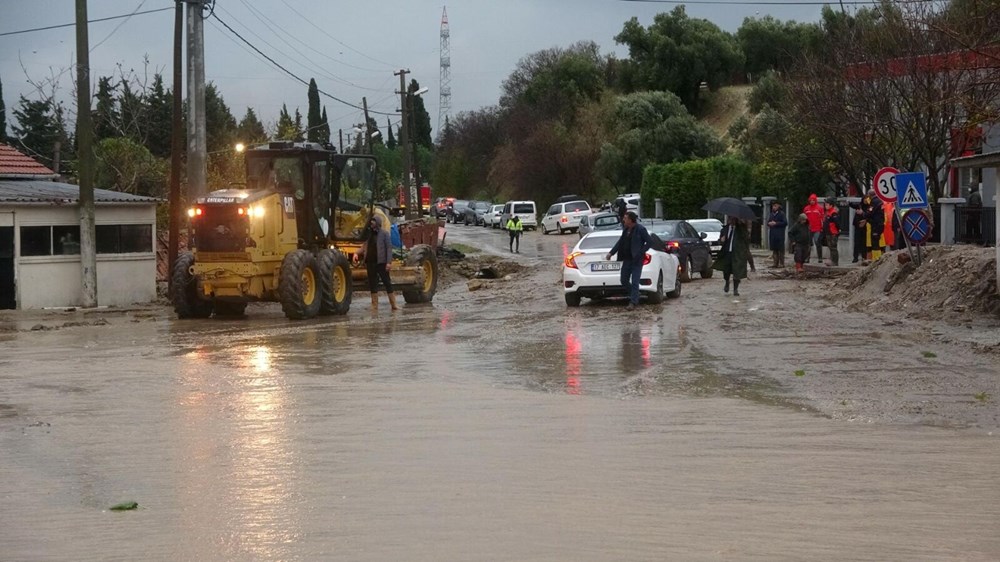 Çanakkale'de sağanak: Dere taştı, sele kapılan araç kepçeyle kurtarıldı - 5