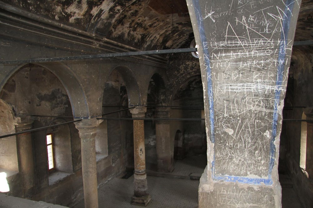 164 yıllık Rum kilisesinde defineci tahribatı - 1