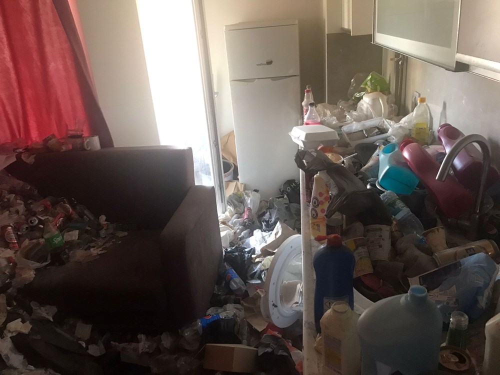 Kiracının terk ettiği evden kilolarca çöp çıktı - 2
