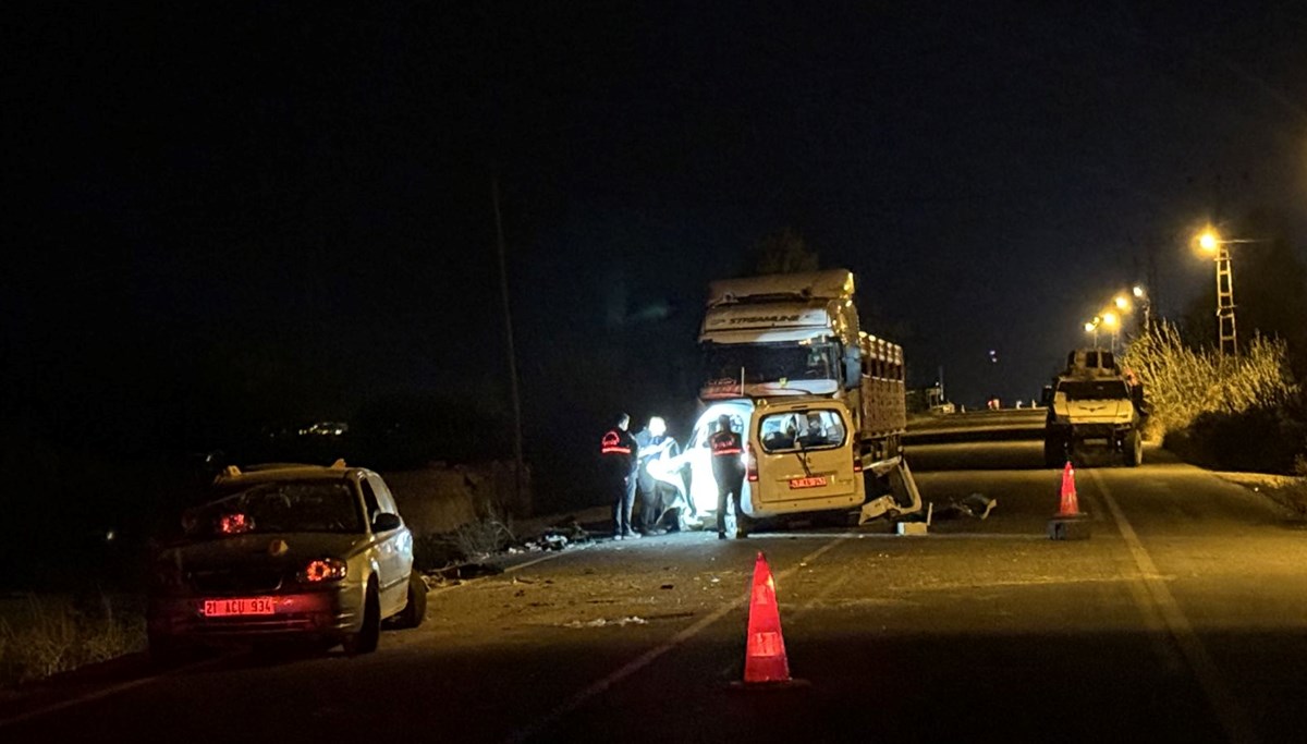 Diyarbakır'da 4 araç birbirine girdi: 3 ölü, 3 yaralı Diyarbakır'da 4 araç birbirine girdi: 3 ölü, 3 yaralı