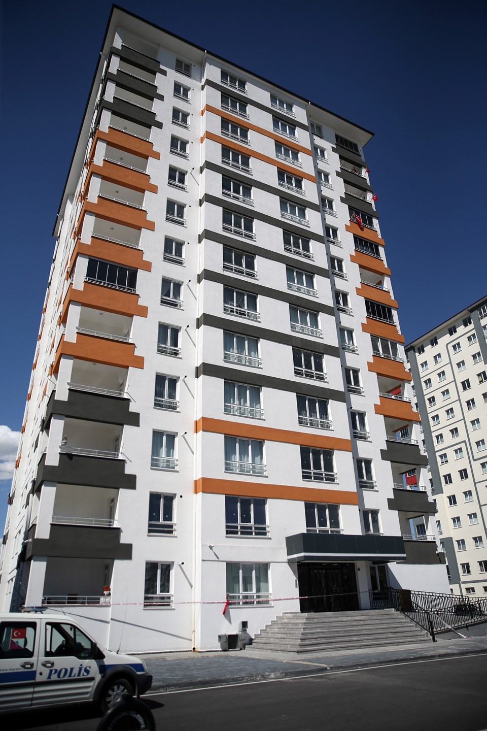 Kayseri'de 52 daireli binaya corona virüs karantinası - 2