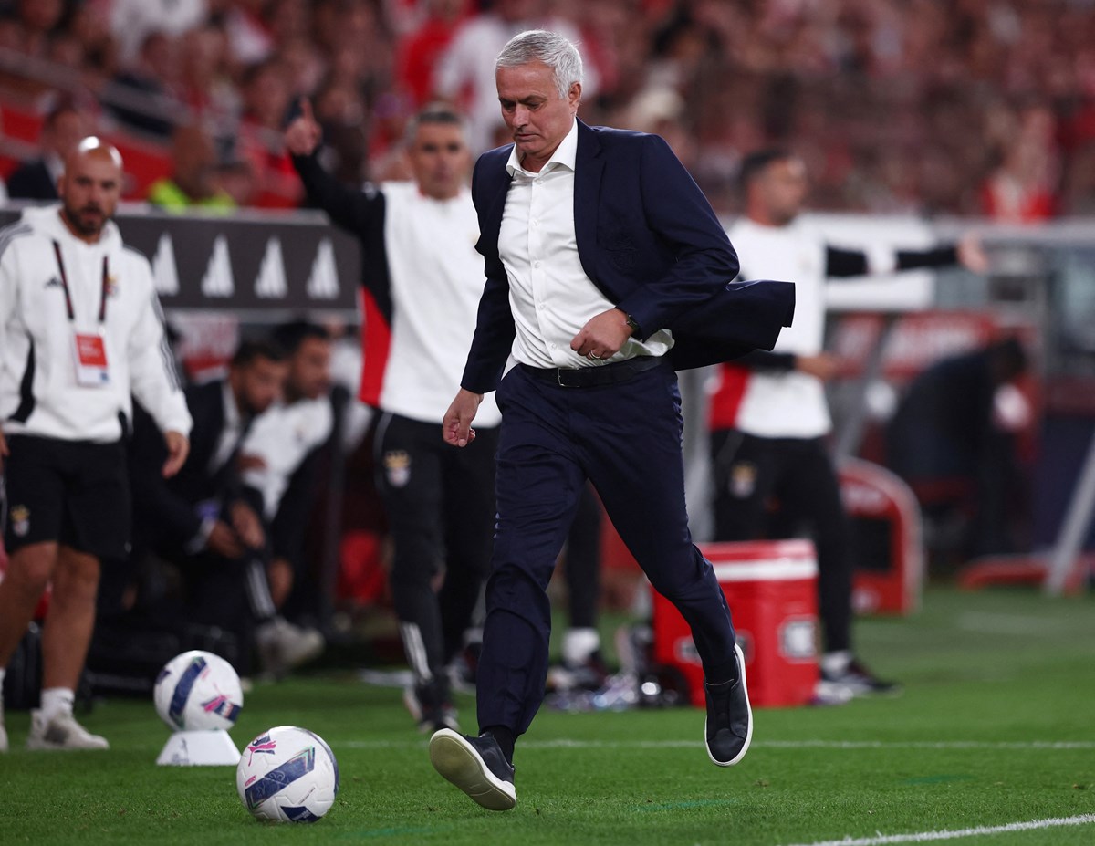 Benfica Teknik Direktörü Jose Mourinho, Rio Ave maçında saha kenarındaki topa müdahale etmek için koşarken böyle görüntülendi.