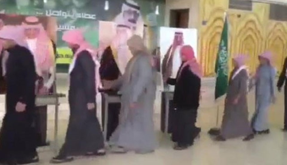 Suudi Arabistan'da yeni kralın karton maketini yaptılar, içine de dublör koyup vatandaşlarla tokalaştırdılar - 1