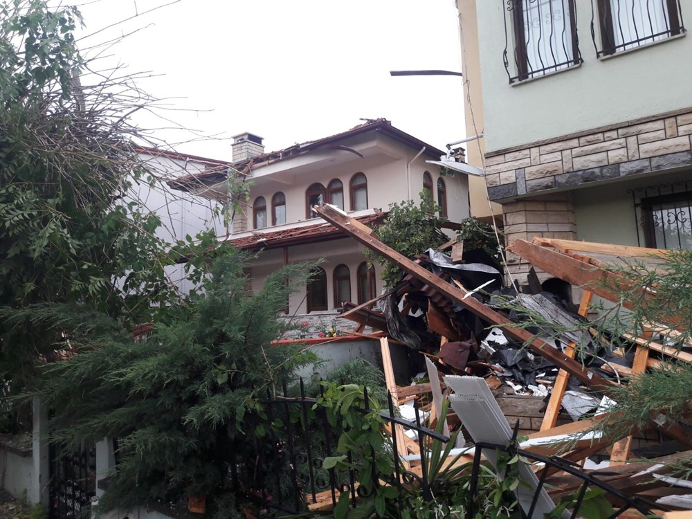 Kocaeli'de şiddetli rüzgar: Çatılar uçtu, ağaçlar devrildi - 1