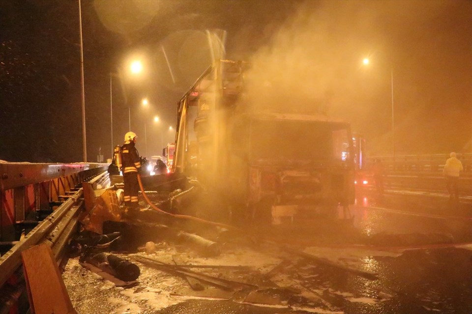 Anadolu Otoyolu'nda yanan kamyon trafiği aksattı - 1