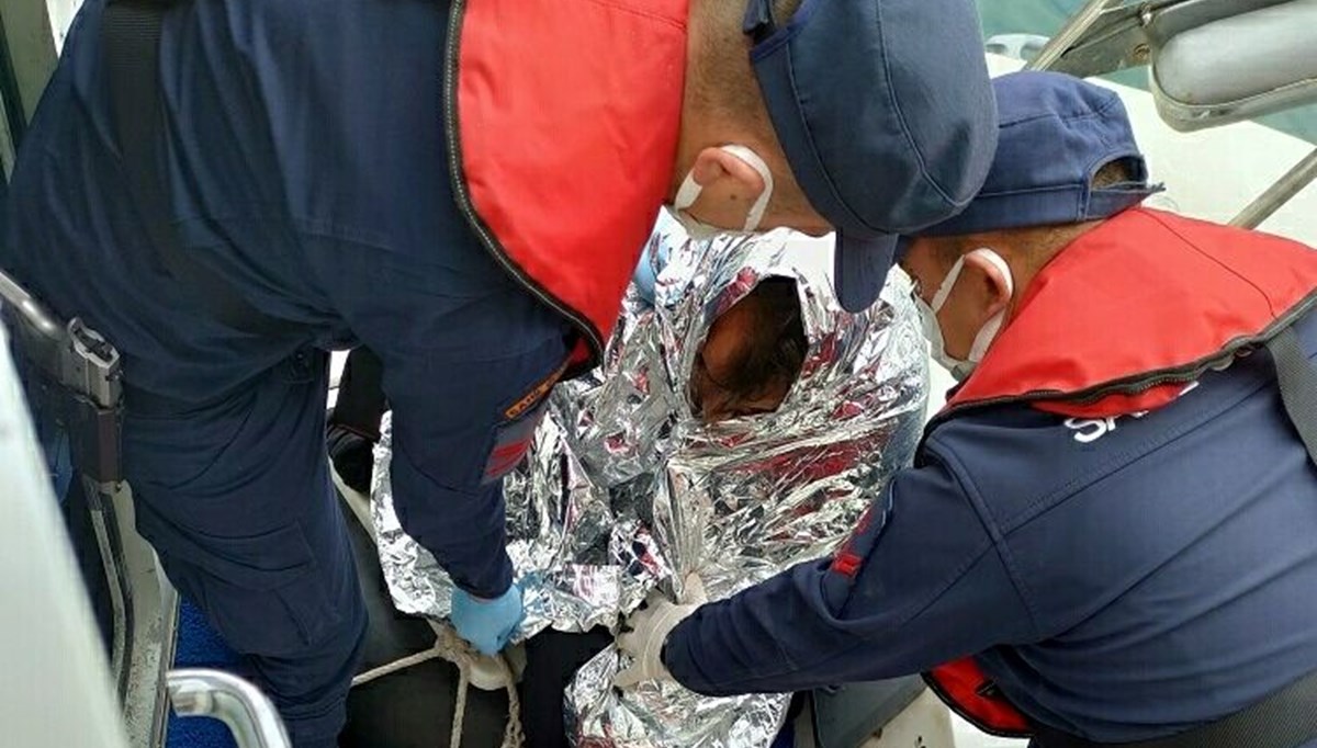 Ayvacık'tan yüzerek Yunan adasına geçmeye çalışan kaçak göçmen kurtarıldı Ayvacık'tan yüzerek Yunan adasına geçmeye çalışan kaçak göçmen kurtarıldı