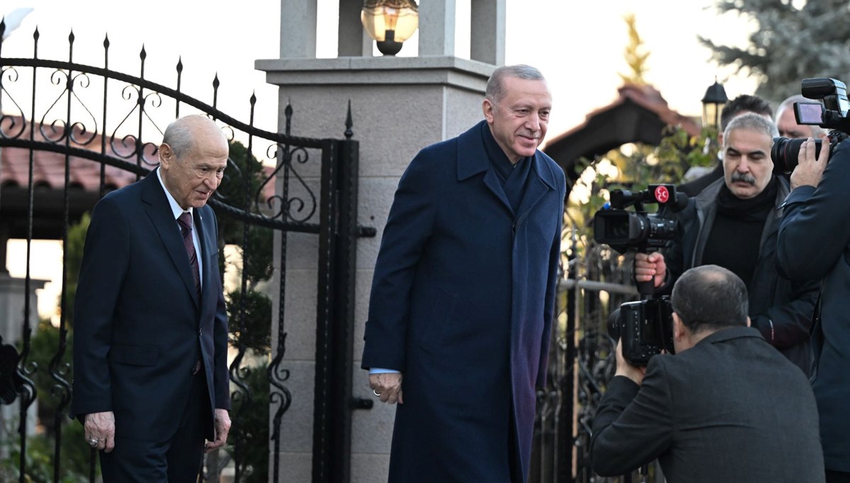 Erdoğan-Bahçeli görüşmesinde esprili diyalog: Devlet Bey'in delikanlılığı Erdoğan-Bahçeli görüşmesinde esprili diyalog: Devlet Bey'in delikanlılığı