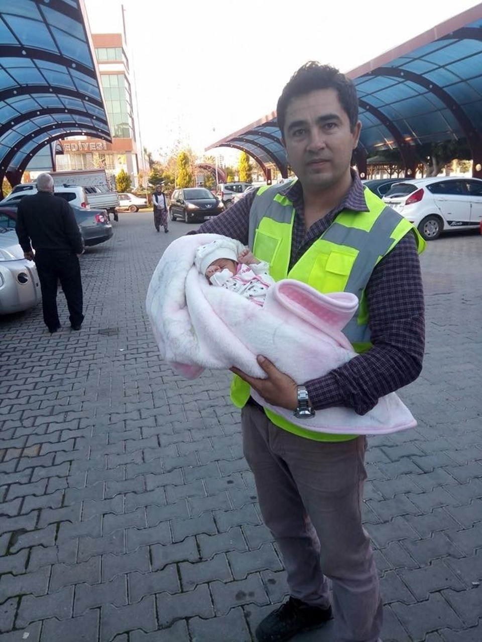 Mersin'de otoparkta yeni doğmuş bebek bulundu - 1