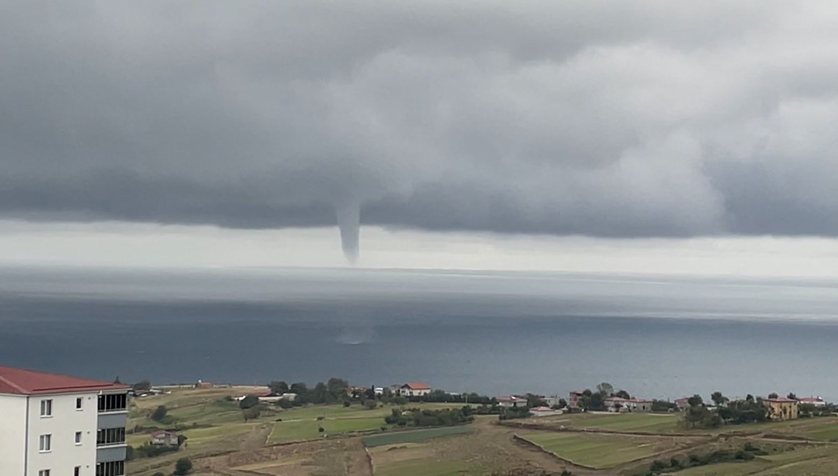 Karadeniz’de önce hortum oluştu, ardından şiddetli sağanak başladı