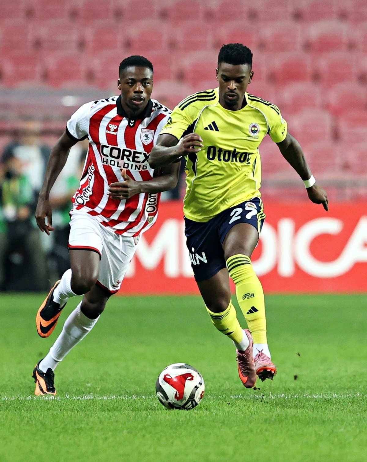 Fenerbahçeli Nelson Semedo ile Samsunsporlu Musaba arasındaki ikili mücadele