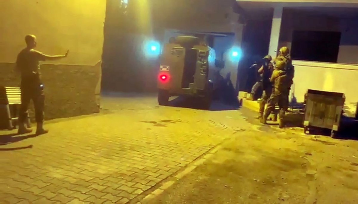 “Şirinler”e operasyonun görüntüleri ortaya çıktı: Açılamayan kapı zırhlı araçla kırıldı “Şirinler”e operasyonun görüntüleri ortaya çıktı: Açılamayan kapı zırhlı araçla kırıldı