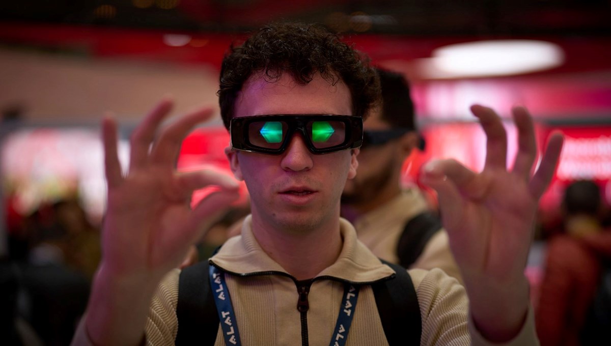 Yapay zeka küpe ve kolyeler yolda