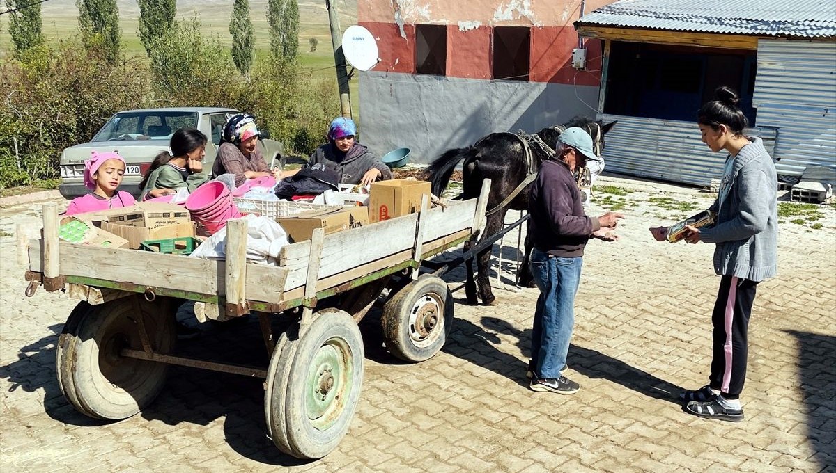 Atıyla aşındırdığı yollarda 54 yıldır köy köy gezip çerçilik yapıyor