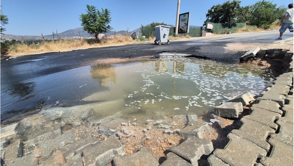 Bodrum'da su isale hattı patladı
