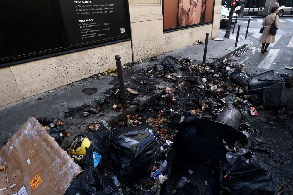 Paris sokaklarında binlerce ton çöp birikti: İşçiler grevi uzattı - 6